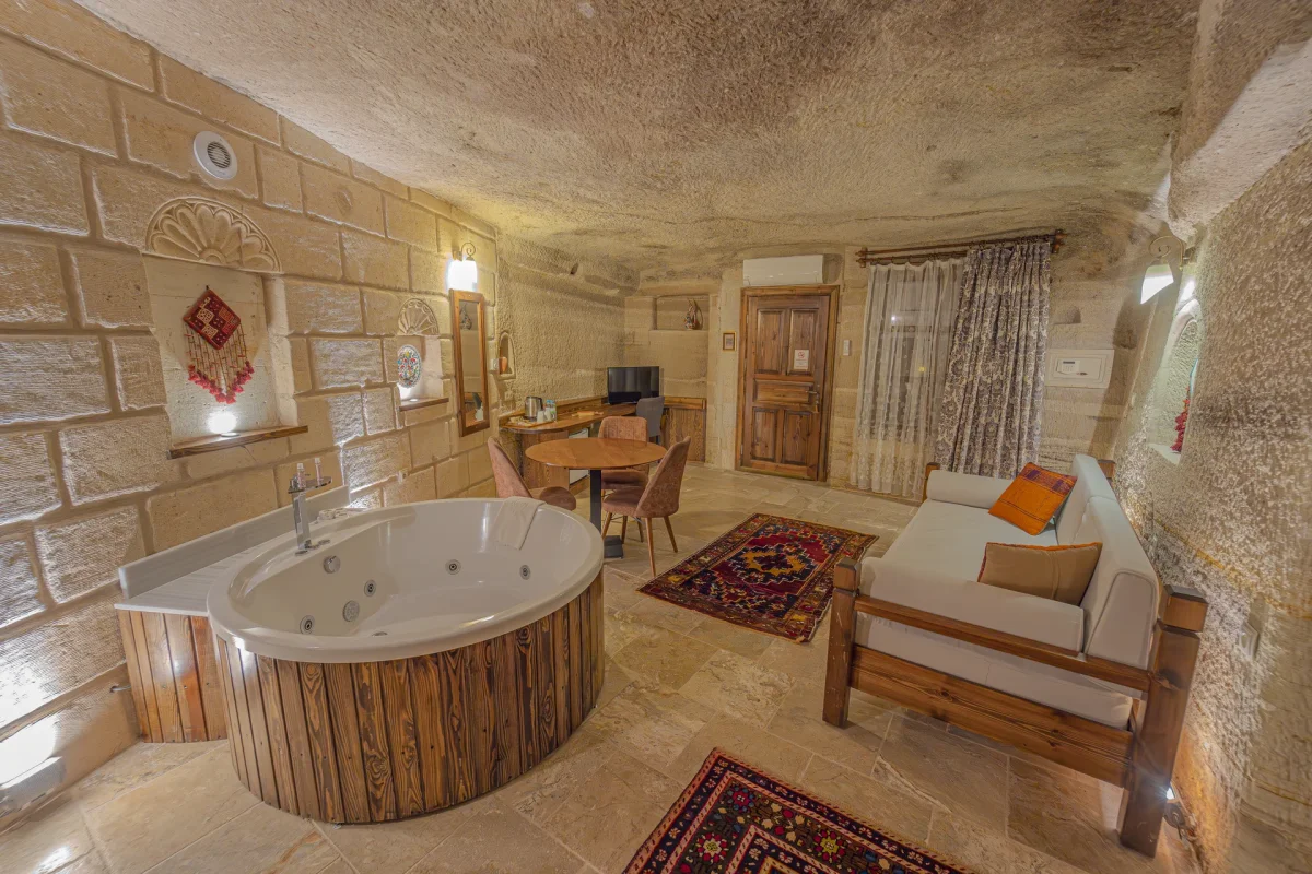 208 - King Comfort Cave Room with Jacuzzi